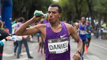 Cuando corremos estamos ejercitando el cuerpo y fomentando la salud, pero también es importante tener una buena alimentación y comer frutas y verduras.