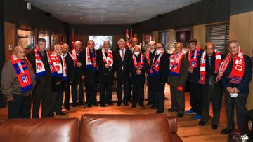 Enrique Cerezo con los quince socios más veteranos.