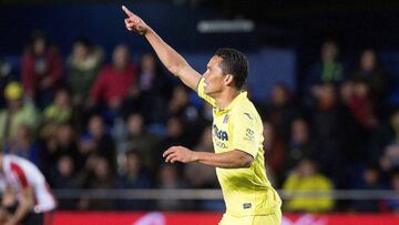 GRAF9892. VILLARREAL, 09/04/2018.- El delantero colombiano del Villarreal Carlos Bacca celebra su gol, primero del equipo ante el Athletic de Bilbao, durante el partido de la trigésima primera jornada de Liga en Primera División que se juega