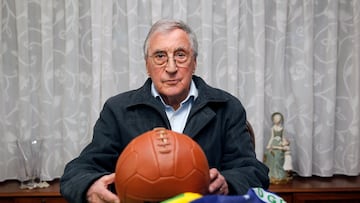 La leyenda rojiblanca José Armando Ufarte posa para AS con un balón de época y una bandera de Brasil, su país de adopción.