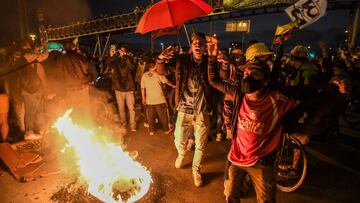 Demonstrators gesture during a protest against the government of Colombian President Ivan Duque in Bogota on June 12, 2021. - Dozens of people have been killed in protests that erupted around the country on April 28, initially against a tax hike that would have mostly affected the middle classes, but which have morphed into a major anti-government movement. (Photo by Juan BARRETO / AFP)