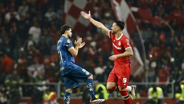 MEX4762. TOLUCA (MÉXICO), 09/11/2024.- Luan García (d) de Toluca celebra un gol este sábado, en un partido por la jornada 17 del torneo Apertura 2024 de la Liga MX entreToluca y América, en el estadio Nemesio Diez en Toluca (México). EFE/Alex Cruz