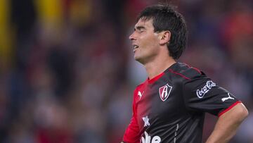 Salir del terreno de juego a ningún jugador le gusta. Eso le ocurrió al atacante argentino, quien manifestó su molestia en la banca rojinegra.