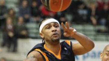 Gerald Fitch es baja.