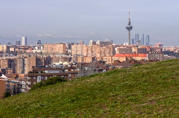 A pesar de que el Cerro del To Po es su nombre real, lo cierto es que todos los madrile?os lo conocen como el parque de las Siete Tetas ya que sus colinas tienen forma de pechos. Es uno de los lugares ms populares del distrito de Puente de Vallecas. Sus laderas son otro de sus grandes atractivos.