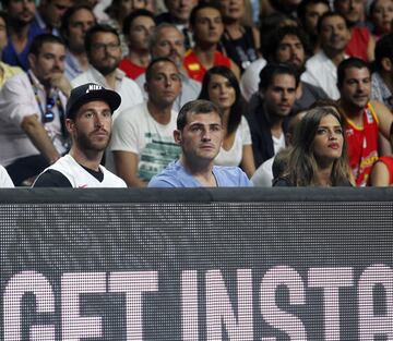 2014. Seregio Ramos, Iker Casillas y Sara Carbonero en los cuartos de final del Mundial de baloncesto entre Francia y España.