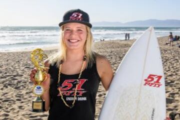 Con 16 años es una de las promesas de su país. Se ubica 114° en el World Surf League.