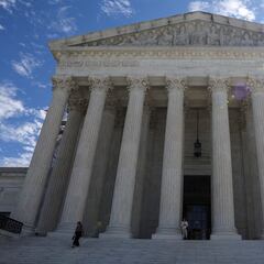 How many justices are on the Supreme Court and who are they?