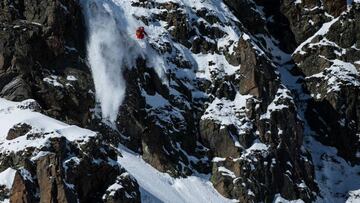 Aymar Navarro en su drop de 10 metros que le vali&oacute; un podio en la prueba del FWT en Ordino Arcal&iacute;s, Andorra, en 2017.