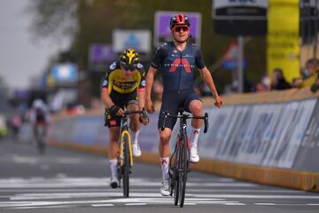 Tom Pidcock irrumpió en las clásicas para anotarse la Flecha Brabanzona. Después se colgó el oro olímpico en mountain bike y se estrenó en La Vuelta, en la que no estuvo a la altura. Con 22 años, tiene mucho margen. Jasper Philipsen lo rozó en el Tour y se apuntó dos jornadas en La Vuelta. A los 23, promete como velocista, igual que Michael Storer, de 24, como cazaetapas (fue el más combativo de La Vuelta y alcanzó dos dianas). Ben O’Connor (25) ganó un etapón en el Tour y acarició el cajón de París (quedó cuarto). Gino Mäder (24) venció en una fracción del Giro y terminó quinto en La Vuelta. Kasper Asgreen (26) conquistó Flandes y E3; Benoit Cosnefroy (25), la Bretagne Classic; y Lorenzo Fortunato (25), el Zoncolan en la Corsa Rosa.