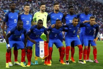 France pose for a team photo ahead of kick-off.