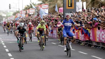 Tel Aviv (Israel), 05/05/2018.- Italian rider Elia Viviani (R) of Quick-Step Floors celebrates after winning the second stage of the Giro d&#039;Italia cycling race, over 167km from Haifa to Tel Aviv, Israel, 05 May 2018. (Ciclismo) EFE/EPA/ABIR SULTAN