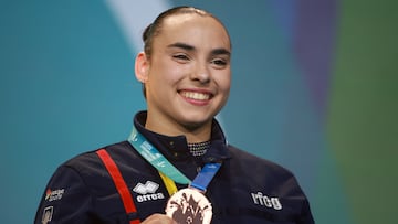Alba Petisco con la medalla de bronce en suelo.