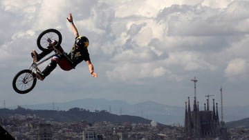 Increíbles trucos en bicicleta a la orilla del mar