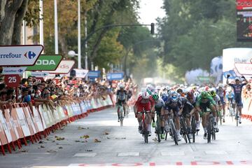 Jasper Philipsen gana la quinta etapa al esprint.