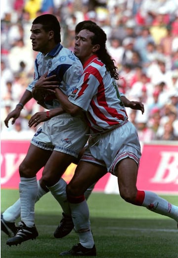 Disputó prácticamente toda su carrera con la camiseta del Necaxa, se dice que su apodo se debe a que escondía alfileres entre su ropa para picar a los delanteros cuando habían jugadas a balón parado.