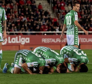 Fekir fue el gran protagonista del partido que el Betis jugó en Mallorca. Provocó un penalti que Joaquín convirtió en el 1-0 y anotó el segundo tanto verdiblanco. Para celebrarlo, se puso de rodillas para rezar mirando a La Meca junto a los otros dos jugadores musulmanes del equipo sevillano: la pareja de centrales Mandi y Feddal.