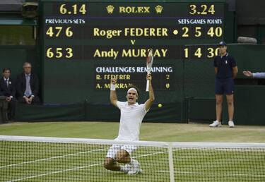 El expreso de Basilea llevaba desde enero del 2010, en Australia, sin levantar un trofeo del Grand Slam. Ya eran muchas las voces que anticipaban su otoño. Pero en Wimbledon se reivindicó. En la final frente a Andy Murray, que acabó entre lágrimas, se vio favorecido por el despliegue del techo retráctil de la central. Federer no se había ido. 