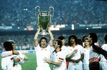 Carlo Ancelotti levanta la Copa de Europa conquistada por el Mil&aacute;n en 1989 contra el Steaua Bucarest (4-0) en el Nou Camp.