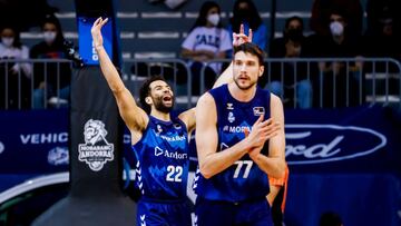 Crawford y Víctor Arteaga, jugadores del MoraBanc Andorra, en el partido contra el Joventut.