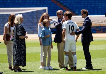 El jugador donostiarra ha sido presentado en el estadio Santiago Bernabéu de la mano de Florentino Pérez y acompañado de su familia.