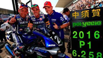 Espargaró y su equipo celebran la pole en Suzuka.