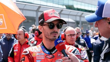 Pecco en la parrilla de Silverstone.
