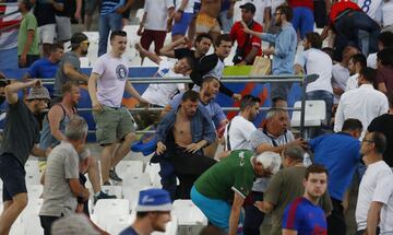 Enfrentamiento entre los ultras rusos e ingleses en el partido que enfrent¨® a ambas selecciones en Marsella durante la Eurocopa 2016.