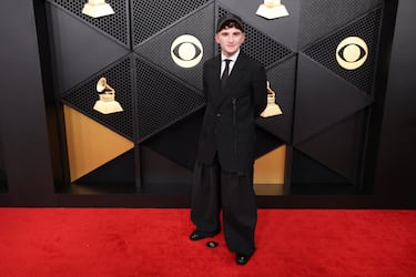 Anthony Gargiula posa en la alfombra roja.