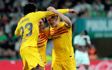 0-3. Robert Lewandowski celebra el doblete con Joules Koundé y Gavi. El delantero polaco marca en el minuto 65.