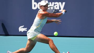 Ashleigh Barty devuelve una bola durante su partido ante Kristina Kucova en el Miami Open en el Hard Rock Stadium.