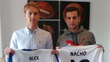 Al&eacute;x y Nacho posaron con las camisetas de sus respectivos equipos.
 