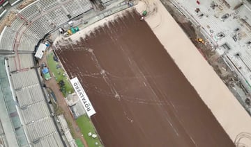 La cancha aún no es colocada, pero se prepara todo para su colocación.