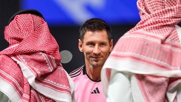 Arabia Saudita recibe a Messi e Inter Miami y la afición tiene el corazón partido debido a que también quieren a Cristiano Ronaldo.