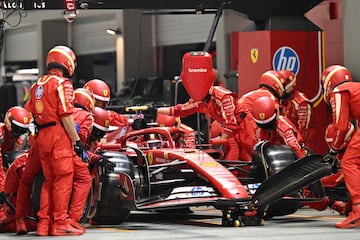 Los mecánicos trabajan en el monoplaza de Carlos Sainz.