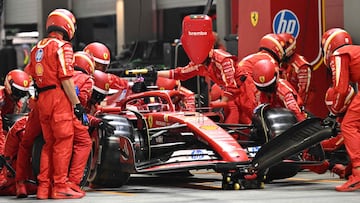 Los mecánicos trabajan en el monoplaza de Carlos Sainz (Ferrari SF-24). Marina Bay, Singapur. F1 2024.