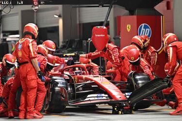 Los mecánicos trabajan en el monoplaza de Carlos Sainz.