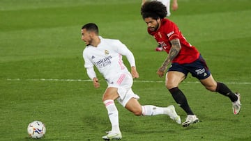 Hazard se marcha de Aridane en un lance del partido entre el Madrid y Osasuna.