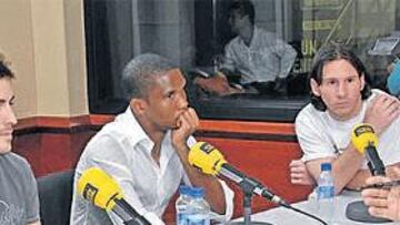 <b>UNA REUNIÓN DE ALTURA. </b>De izquierda a derecha: Andrés Iniesta, Fernando Alonso, Samuel Etoo y Leo Messi escuchan a José Ramón de la Morena.