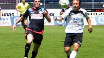 <b>PUGNA. </b>Arana pelea con un defensa del Burghausen por la posesión. El andaluz espera convencer a Cúper y hacerse con un hueco.