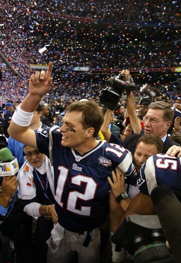 03/02/02. New England Patriots gana 20-17 a St. Louis Rams. Primer trofeo Vince Lombardi para Tomb Brady siendo además MVP del partido y el quarterback más joven en conseguir una Super Bowl.
