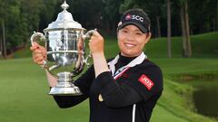 La tailandesa Ariya Jutanugarn posa con el t&iacute;tulo de campeona del U.S. Women&#039;s Open en Shoal Creek, Alabama.