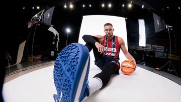 Tadas Sedekerskis, alero y capitán del Baskonia, posa para la sesión oficial del fotos de la Liga Endesa.