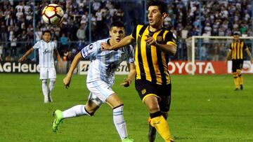 Un solitario gol de D&iacute;az a la hora de juego le permite al cuadro argentino asaltar el segundo puesto del grupo, con tres puntos de ventaja sobre los charr&uacute;as.