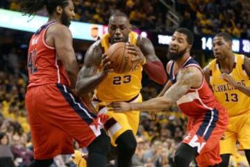 LeBron James entre Nene Hilario y Markieff Morris.