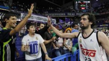 Sergio Llull saluda a unos aficionados.
