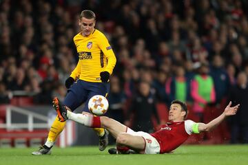 1-1. Antoine Griezmann y Laurent Koscielny en la jugada que el francés del atlético marcó el gol del empate.