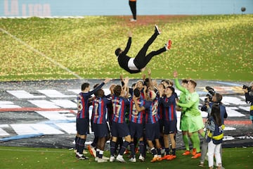 El Barcelona levanta el trofeo de LaLiga en el Camp Nou