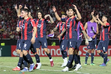 El club paraguayo comparte apodo con el conjunto argentino de San Lorenzo de Almagro. En Cerro Porteño, este mote surge en el año 1918. Tras acabar la competición doméstica, un empate a puntos entre
Cerro Porteño y Nacional hacía que el título se tuviera que decidir por medio de un último juego a doble partido entre ambos equipos. El partido de ida finalizó con 2-2 y el de vuelta con 1-1, lo que obligó a disputarse un tercer partido que comenzó de una mala forma para Cerro Porteño. El equipo de Asunción, a falta de 7 minutos para el final, se veía perdiendo 0-2, pero una histórica actuación originó una remontada que acabaría dejando el partido con un resultado de 4-2. Esto originó el apodo ‘Ciclón’, que acabaría siendo completado con el término de ‘Barrio Obrero’ derivado de los orígenes humildes del club
Paraguayo.