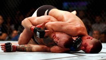 Nate Díaz retiene a Conor McGregor durante la pelea entre ambos, que supuso la primera derrota del luchador irlandés en la UFC.